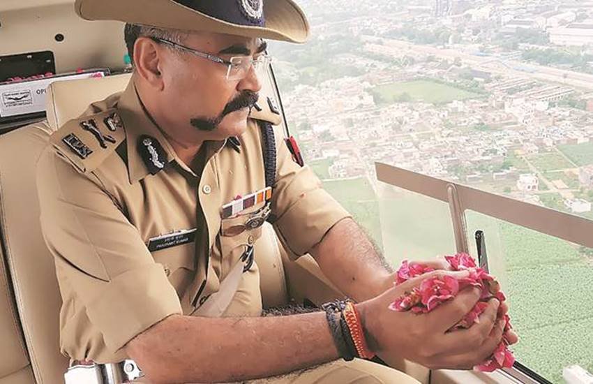 जब यूपी के आला पुलिस अफसर कावड़ियों पर हेलीकॉप्टर से पुष्पवर्षा करते हों, तब कांवड़िए तांडव क्यों न करें? 