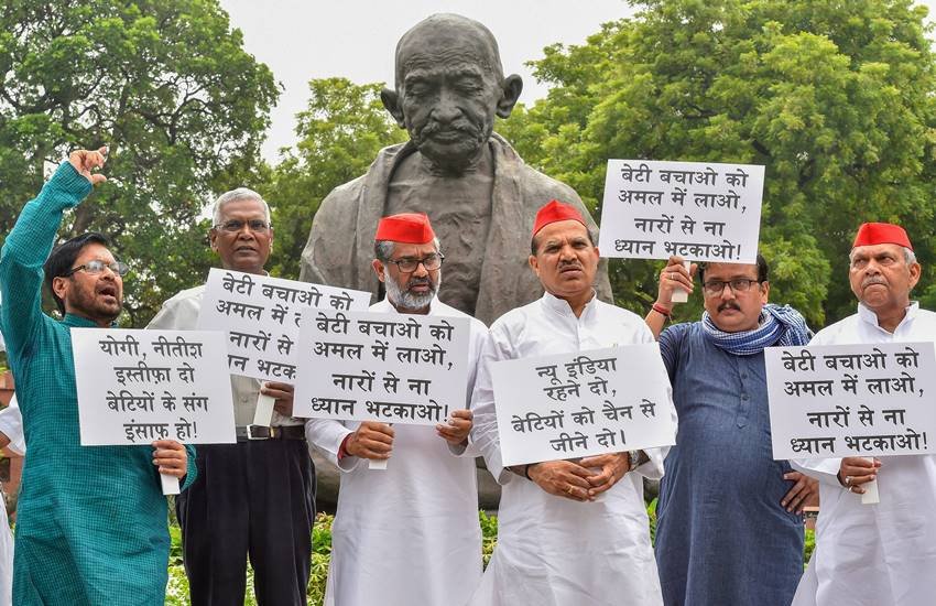 संसंद के बाहर देवरिया शेल्टर होम की घटना तो लेकर सपा, सीपीआई के नेताओं ने किया प्रदर्शन। फोटो-पीटीआई