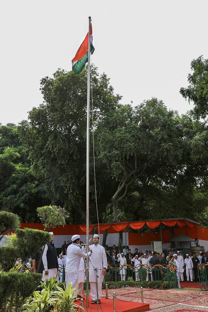 ऑल इंडिया कांग्रेस कमेटी के हेडक्वाटर में ध्वजारोहण करते राहुल।