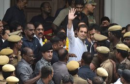 congress president Rahul gandhi witness a major security lapse during dmk chief Karunnidhi last darshan in chennai rajajji hall got separated from spg