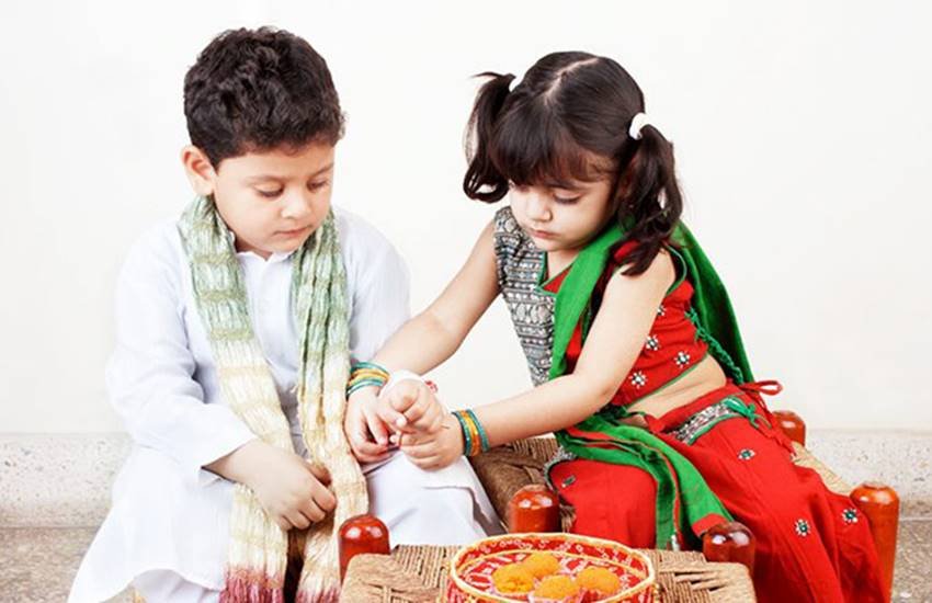 एक तरफ तो लड़कियों की सुरक्षा प्रदान करने का त्योहार मनाया जाता है तो दूसरी तरफ लड़कियों का ही सुरक्षित न होना बहुत शर्मनाक और निंदनीय है।
