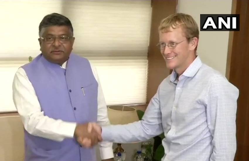 सूचना और प्रसारण मंत्री रविशंकर प्रसाद और व्हाट्सऐप सीईओ क्रिस डेनियल्स। (फोटो सोर्स- एएनआई) सूचना और प्रसारण मंत्री रविशंकर प्रसाद और व्हाट्सऐप सीईओ क्रिस डेनियल्स। (फोटो सोर्स- एएनआई)