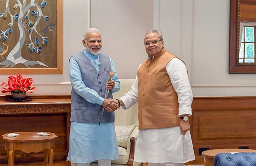 पीएम मोदी से मिलते हुए जम्मू-कश्मीर के राज्यपाल सतपाल मलिक (Photo: PTI)