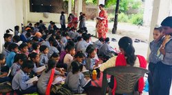 पाकिस्‍तान: मंदिर के स्‍कूल में हिंदू बच्‍चों को पढ़ा रहीं मुस्लिम, छात्र कहते हैं ‘जय श्रीराम’