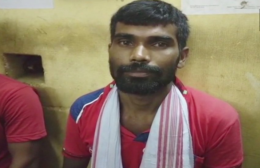 इलाज के नाम पर महिलाओं को गले लगाने वाला बाबा राम प्रकाश चौहान (फोटो सोर्स- एएनआई ट्विटर)