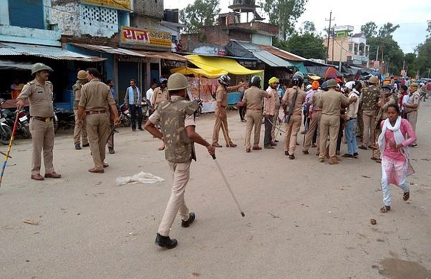 उत्तर प्रदेश के शहजहांपुर में राखी बेचने के विवाद के बाद दो समुदायों के बीच हिंसक झड़प (Photo: PTI)