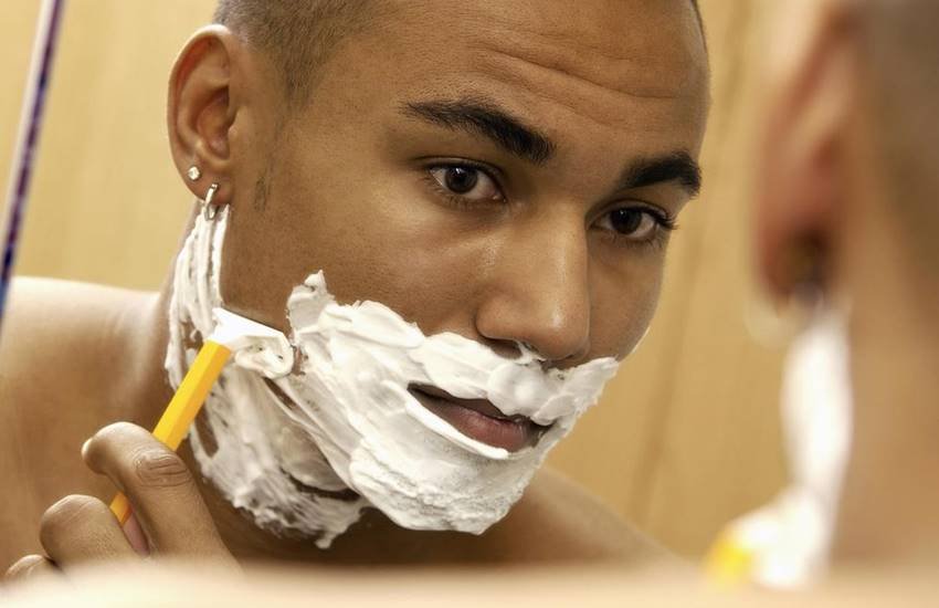 शेविंग करने से पहले आपको अपने फेस स्किन की क्लीनजिंग करनी चाहिए। शेविंग करने से पहले आपको अपने फेस स्किन की क्लीनजिंग करनी चाहिए।