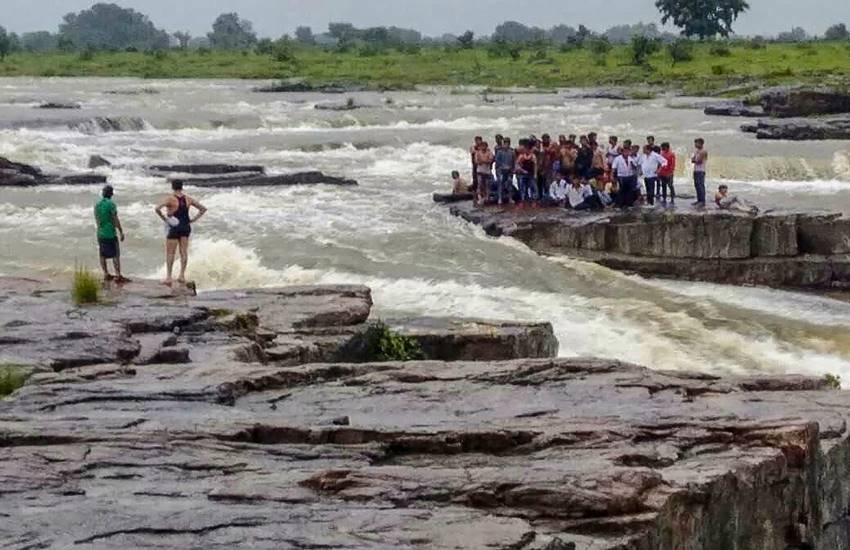 जिले के सुल्तानगढ़ झरने में पानी की तेज धारा के बीच फंसे सभी 45 लोगों को आज सुबह तक चले राहत अभियान के बाद सुरक्षित बाहर निकाल लिया गया है। 
