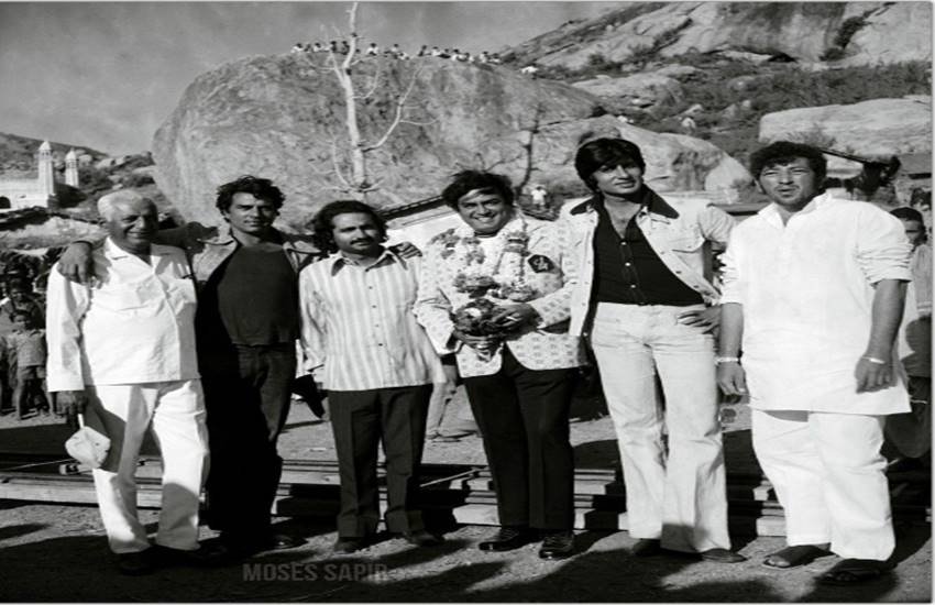 फिल्म शोले 15 अगस्त को ही रिलीज हुई थी। 
फोटो सोर्स - (ट्विटर, @SrBachchan)