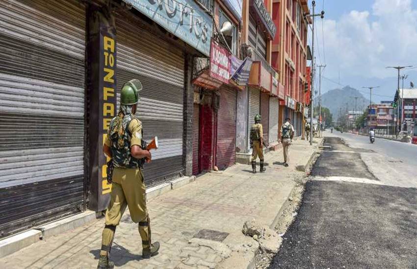 आर्टिकल 35ए को लेकर घाटी में जनजीवन प्रभावित (फोटो-पीटीआई) 