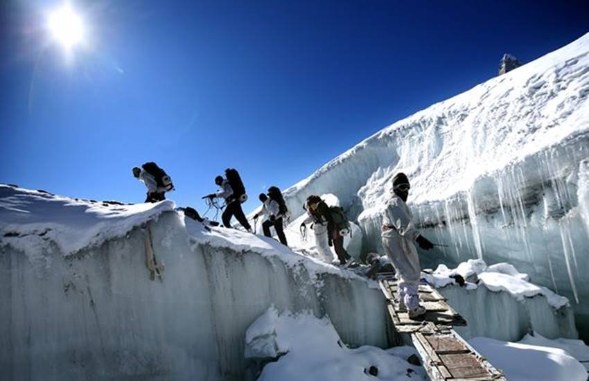 धिकारियों के अनुसार, इन सामग्रियों के देश में उत्पादन के जरिए नौसेना का लक्ष्य हर वर्ष करीब 300 करोड़ रुपए की बचत करना है। 