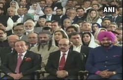 PoK राष्ट्रपति के बगल में बिठाए गए नवजोत सिंह सिद्धू, ट्विटर पर मचा बवाल