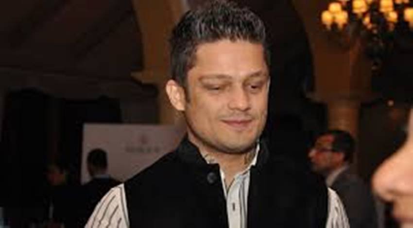 सिद्भार्थ भारद्वाज - शक्ति कपूर के अलावा वीजे और एक्टर सिद्धार्थ भारद्वाज की भी बिग बॉस के सीज़न 5 में सलमान के साथ तनातनी हुई थी। जब सिद्धार्थ की हाउसमेट महक चहल के साथ लड़ाई हुई थी तो सलमान ने महक को सपोर्ट किया था और सिद्धार्थ को सलमान के गुस्से का शिकार होना पड़ा था।