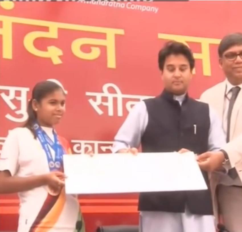 sita sahu with shivraj singh, sita sahu bronz medlist, sita sahu panipuri, gol gappe girl sita sahu, Sita Sahu is a double Special Olympics medalist, double Special Olympics sita sahu