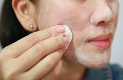 बरसात की नमी में बढ़ जाता है चेहरे पर पिंपल्स होने का खतरा, इन 5 तरीकों से रखें त्वचा का ध्यान