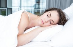 नींद में बड़बड़ाते हैं? जानिए क्या है वजह और कैसे पाएं निजात