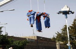 चादर पर बिठा सीने में मारी गोली फिर लटका दिया क्रेन से