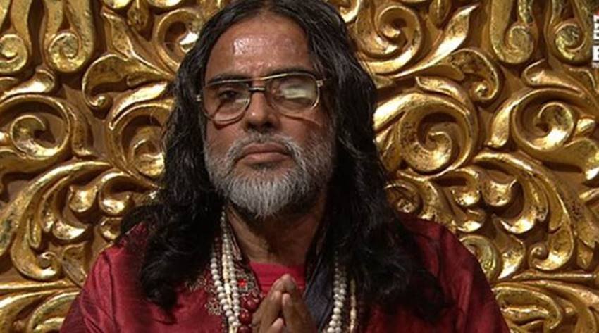 स्वामी ओम - स्वामी ओम ने एक दिलचस्प किरदार के तौर पर बिग बॉस के घर में एंट्री की थी। लेकिन अपने बेहद घिनौनी हरकतों के चलते उन्हें सलमान के गुस्से का शिकार होना पड़ा था। सहप्रतियोगियों पर भद्दे कमेंट्स करने के अलावा स्वामी ने एक बार अपने कपड़े भी उतार दिए थे। शो से बाहर होने पर स्वामी ओम ने सलमान पर आरोप लगाए थे लेकिन शो में सलमान से बात करने पर वो अपने आपको बिग बॉस और सलमान का भक्त बताते थे। उनके अजीबोगरीब व्यवहार की वजह से कई लोगों को लगने लगा था कि स्वामी ओम मानसिक रूप से कमज़ोर हैं।