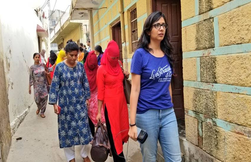 दिल्ली महिला आयोग की अध्यक्ष स्वाति मालीवल ने पुलिस संग होटल में डाली रेड और छुड़ाई लड़कियां 