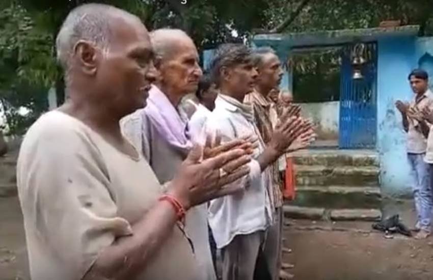 सवाल है कि धर्म और आस्था की अभिव्यक्ति के मामले में क्या कोई ऐसा विभाजन होना चाहिए कि किसी व्यक्ति के पूजा करने से मंदिर या किसी भगवान की मूर्ति ‘अशुद्ध’ हो जाए!  सवाल है कि धर्म और आस्था की अभिव्यक्ति के मामले में क्या कोई ऐसा विभाजन होना चाहिए कि किसी व्यक्ति के पूजा करने से मंदिर या किसी भगवान की मूर्ति ‘अशुद्ध’ हो जाए!