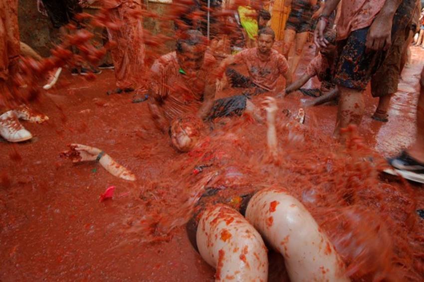 la tomatina, la tomatina festival 2018, la tomatina festival, la tomatina festival spain, holi, teej, karwa chauth, diwali, halloween, zindagi na milegi dobara, bunol, valencia, spain, globalisation, vadodara, vishakapatnam, madhya pradesh,