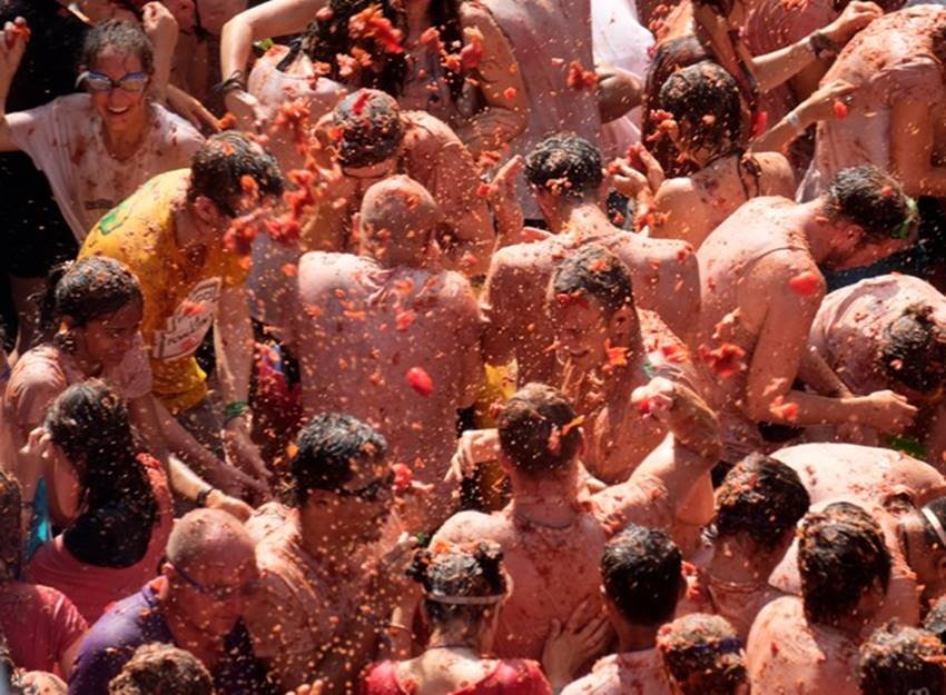 la tomatina, la tomatina festival 2018, la tomatina festival, la tomatina festival spain, holi, teej, karwa chauth, diwali, halloween, zindagi na milegi dobara, bunol, valencia, spain, globalisation, vadodara, vishakapatnam, madhya pradesh,