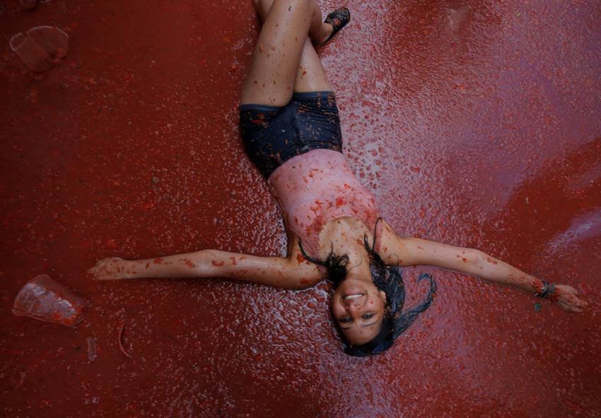 la tomatina, la tomatina festival 2018, la tomatina festival, la tomatina festival spain, holi, teej, karwa chauth, diwali, halloween, zindagi na milegi dobara, bunol, valencia, spain, globalisation, vadodara, vishakapatnam, madhya pradesh,