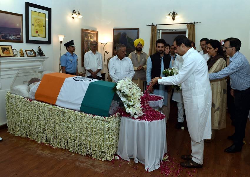 अटल जी को श्रद्धांजलि देते उद्धव ठाकरे। शिवसेना सांसद संजय राउत ने कहा,‘‘यहां तक कि एक प्रधानमंत्री के रूप में वाजपेयी ठाकरे के साथ संपर्क में रहते थे और हमेशा विभिन्न मुद्दों पर विचार-विमर्श करते थे।’’ राउत ने ‘पीटीआई’ से कहा कि वाजपेयी के ठाकरे के साथ सुखद और सौहार्दपूर्ण संबंध थे। पूर्व केन्द्रीय मंत्री प्रमोद महाजन को राज्य में इस तरह के पहले गठबंधन के लिए भाजपा का ‘‘शिल्पकार’’ माना जाता था।