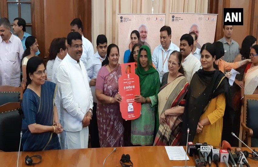 लोकसभा अध्यक्ष सुमित्रा महाजन उज्जवला योजना के तहत 5करोड़ वां गैस कनेक्शन देती हुई (Photo source- ANI)