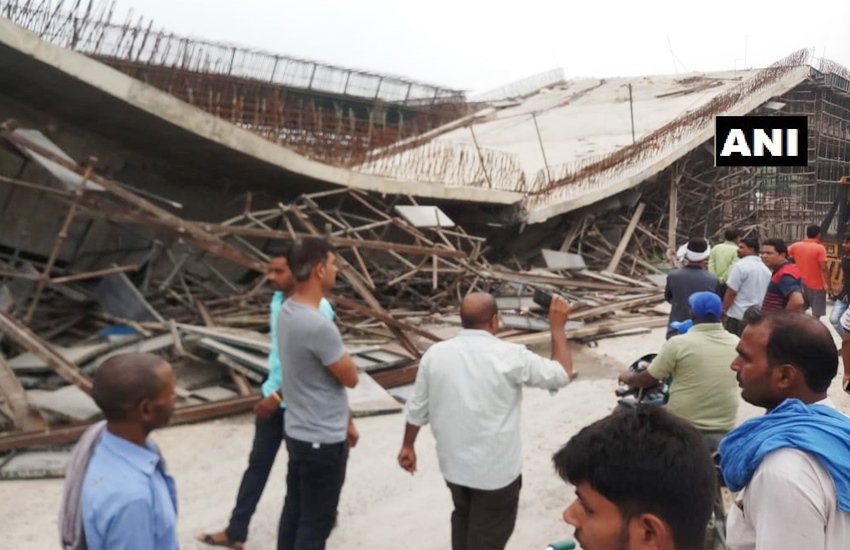 यूपी की बस्ती में गिरा निर्माणाधीन फ्लाईओवर (फोटो सोर्स- एएनआई ट्विटर)