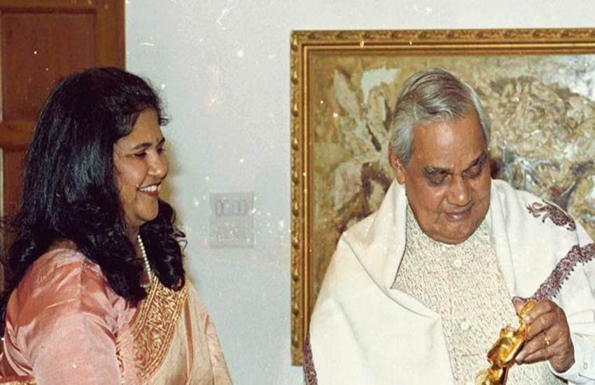 एक्सप्रेस ग्रुप की अनन्या गोयनका के हाथों अटल बिहारी वाजपेयी को स्क्रीन अवार्ड दिया गया था। फोटो सोर्स: इंडियन एक्सप्रेस