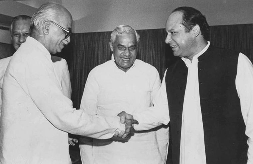 साल 1999 में जब वाजपेयी बतौर प्रधानमंत्री पाकिस्तान दौरे पर लाहौर गए थे तब पाकिस्तान के प्रधानमंत्री नवाज शरीफ ने उनसे कहा था कि आप यहां भी चुनाव जीत सकते हैं। (फोटो- एक्सप्रेस आर्काइव)