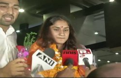 गोल्ड जीतकर लौटी विनेश की हवाई अड्डे पर ही हुई सगाई, पहलवान ने पहनाई अंगूठी