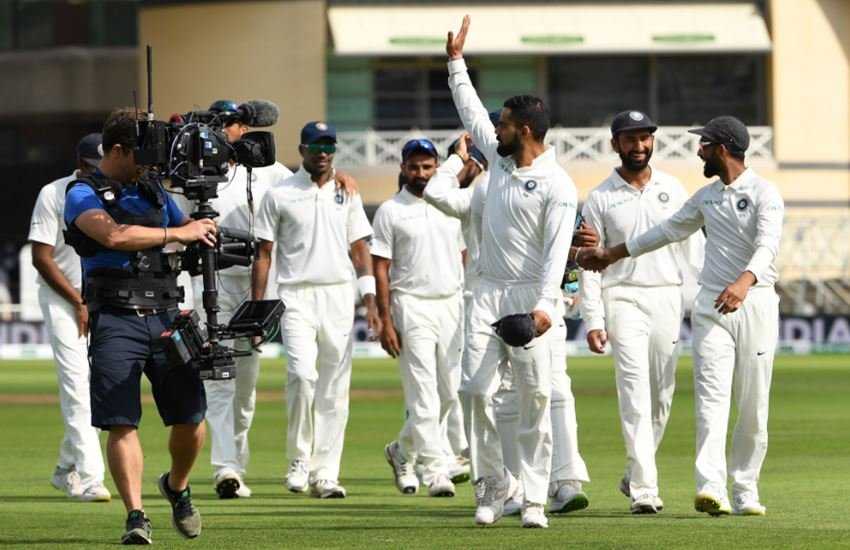 मैच जीतने के बाद टीम इंडिया। (Photo Courtesy: ICC)