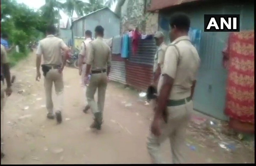 पश्चिम बंगाल में दो गुटों के बीच हिंसक झड़प (Photo: ANI)