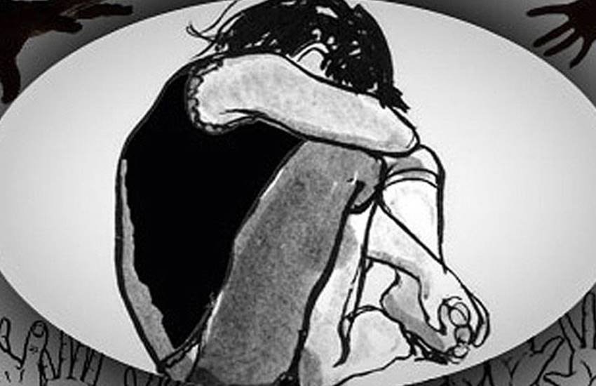गौरतलब है कि कुछ बच्चियां और महिलाएं अपने जीवन के सबसे मुश्किल वक्त में इन आश्रय गृहों में शरण लेती हैं। लेकिन इनके संचालकों के लिए शायद उन महिलाओं की लाचारगी ही एक सुविधाजनक स्थिति है और इसका फायदा उठा कर वे उन्हें शोषण के कुचक्र में फंसा देते हैं। 