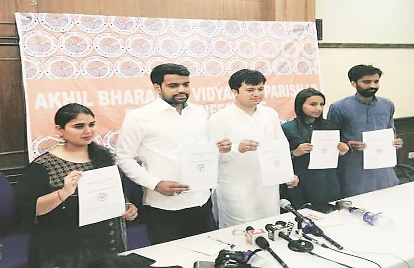 डूसू चुनाव में चार सीटों पर जीत का दावा कर रही अखिल भारतीय विद्यार्थी परिषद (एबीवीपी) का कहना है कि यदि उसे जीत मिलती है पर वह डूसू का आधा बजट छात्राओं से जुड़े मुद्दों पर खर्च करेगी