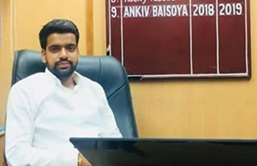 एनएसयूआइ ने हाल ही में डूसू अध्यक्ष चुने गए अंकिव पर फर्जी दस्तावेजों के आधार पर डीयू में दाखिला लेने का आरोप लगाया है। (Image source: facebook.com/AnkivBaisoyaDUSU/)