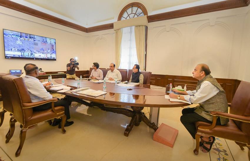 शुक्रवार (28 सितंबर) को जीएसटी काउंसिल से वीडियो कॉन्फ्रेंसिंग के जरिये बात करते हुए वित्त मंत्री अरुण जेटली। (फोटो- पीटीआई)