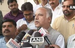 लखनऊ: विवेक तिवारी के घर गए थे योगी के मंत्री, लोगों ने घेरा तो गाड़ी में बैठकर भागे