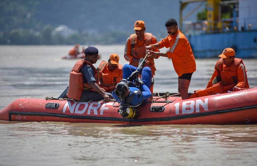 असम के अश्वक्लांता इलाके में नाव डूबने के बाद राहत और बचाव कार्य में जुटे सेना के जवान। फोटो- पीटीआई