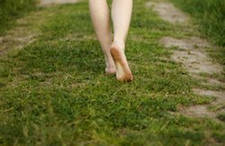 अच्छी नींद के लिए सहायक हो सकता है नंगे पैर टहलना, तनाव भी करता है कम