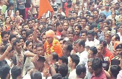 बेल पर घर आया अजमेर ब्लास्ट का दोषी, बीजेपी वालों ने हीरो की तरह किया स्वागत