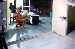 आरोपी ने थाने में ही पुलिस ऑफिसर के सिर पर दे मारा कुदाल, देखें डराने वाला वीडियो