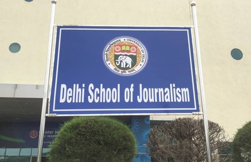 विद्यार्थियों का आरोप है कि डीयू में सबसे महंगा पाठ्यक्रम होने के बावजूद यहां मीडिया स्कूल की बुनियादी सुविधाएं भी मौजूद नहीं हैं।