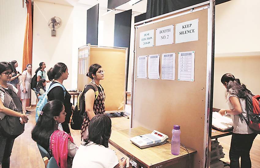 चुनावों के लिए पूरी दिल्ली में 52 केंद्र बनाए गए थे और 760 इलेक्ट्रॉनिक वोटिंग मशीन (ईवीएम) का उपयोग किया गया। 