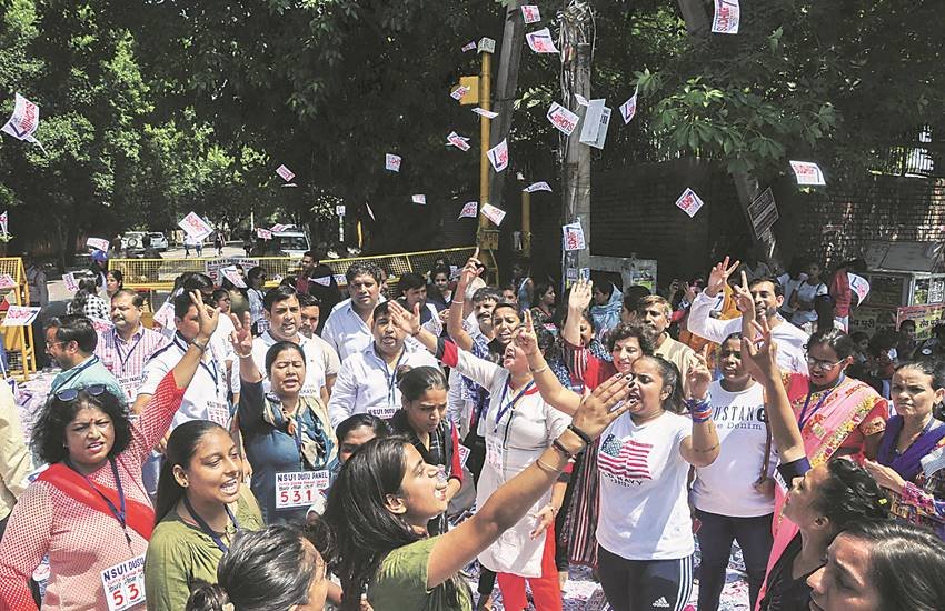 वोट देने आए आम छात्रों का मानना है कि बुनियादी मुद्दों से अधिक धनबल और बाहुबल की हावी है। वोट देने आए आम छात्रों का मानना है कि बुनियादी मुद्दों से अधिक धनबल और बाहुबल की हावी है।