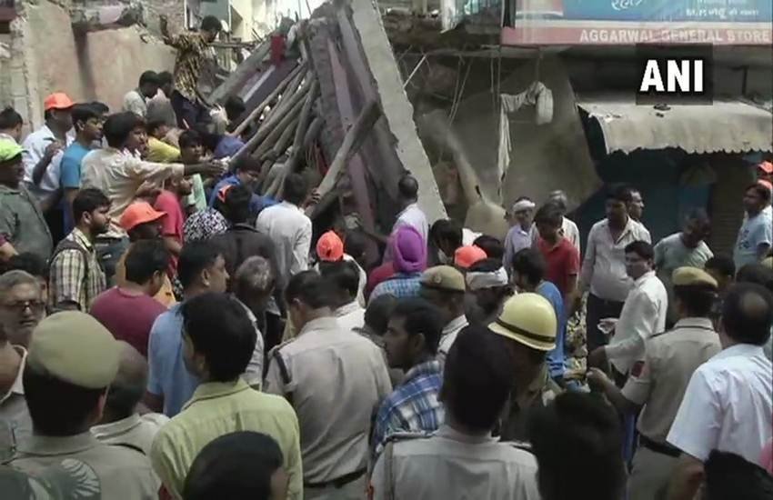 अशोक विहार में मकान ढहने के बाद मलबा हटाती रेस्क्यू टीमें। 