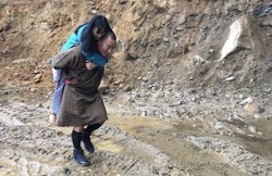 VIDEO: ताकि आपके पैर गंदे न हो जाएं! भूटान के पूर्व PM ने कीचड़ से बचाने के लिए पत्‍नी को कंधे पर उठा लिया