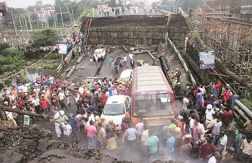 कोलकाता में एक और फ्लाईओवर के ढहने से साफ है कि राज्य सरकार ने अतीत की गलतियों से कोई सबक नहीं सीखा है। कोलकाता में एक और फ्लाईओवर के ढहने से साफ है कि राज्य सरकार ने अतीत की गलतियों से कोई सबक नहीं सीखा है।